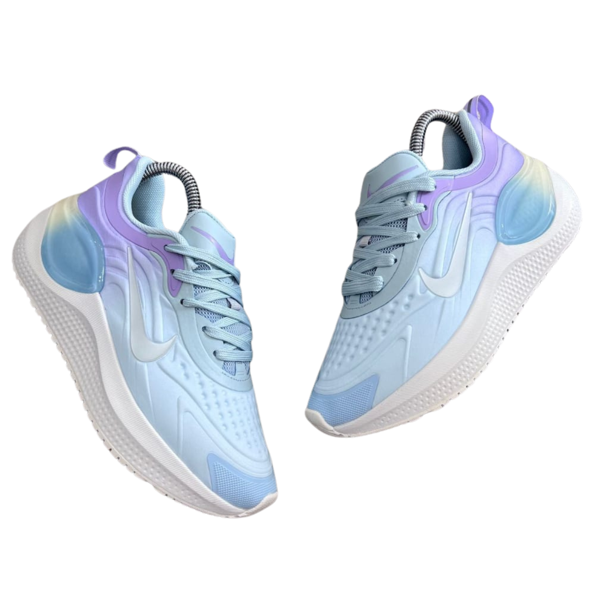 COMPRAR ZAPATILLAS NIKE FLY V2 MUJER: Rendimiento y Estilo para Tu Día a Día en Onlineshoppingcenterg. Las ZAPATILLAS NIKE FLY V2 MUJER son la elección ideal para quienes buscan un calzado cómodo, resistente y con estilo. En Onlineshoppingcenterg tenemos estas zapatillas listas para acompañarte en tus entrenamientos o simplemente para un día activo, con la tecnología y calidad que solo Nike ofrece.  ¿Por Qué Elegir las Zapatillas Nike Fly V2 Mujer? Las Nike Fly V2 Mujer se destacan por su ligereza y soporte, ideales tanto para correr como para el uso diario. La amortiguación suave y la suela con tracción mejorada ofrecen una pisada cómoda y segura en cada paso. Estas zapatillas están diseñadas pensando en las necesidades de las mujeres activas que buscan rendimiento sin sacrificar estilo.  Características Destacadas de las Nike Fly V2 Mujer Amortiguación Reactiva: Proporciona comodidad en cada paso, ideal para caminatas largas o entrenamientos intensos. Diseño Ligero: Con materiales de alta calidad que ofrecen resistencia y flexibilidad. Suela con Agarre Mejorado: Perfecto para todo tipo de superficies, brindando estabilidad en cada movimiento. Estilo Moderno: Ideal para combinar con cualquier atuendo deportivo o casual. Comparativa entre Modelos Populares de la Serie Nike Fly La línea Nike Fly incluye una variedad de modelos diseñados para satisfacer diferentes necesidades. Aquí comparamos algunos de los modelos más populares, como el Nike Zoom Fly 5 y el Nike Vaporfly 3, que ofrecen características únicas y varían en estilo y funcionalidad.  Modelo	Uso Principal	Características Clave Nike Fly V2 Mujer	Uso diario y running	Amortiguación reactiva, diseño ligero Nike Zoom Fly 5	Running de larga distancia	Amortiguación Zoom, suela de tracción Nike Vaporfly 3	Competencias	Materiales ultra ligeros